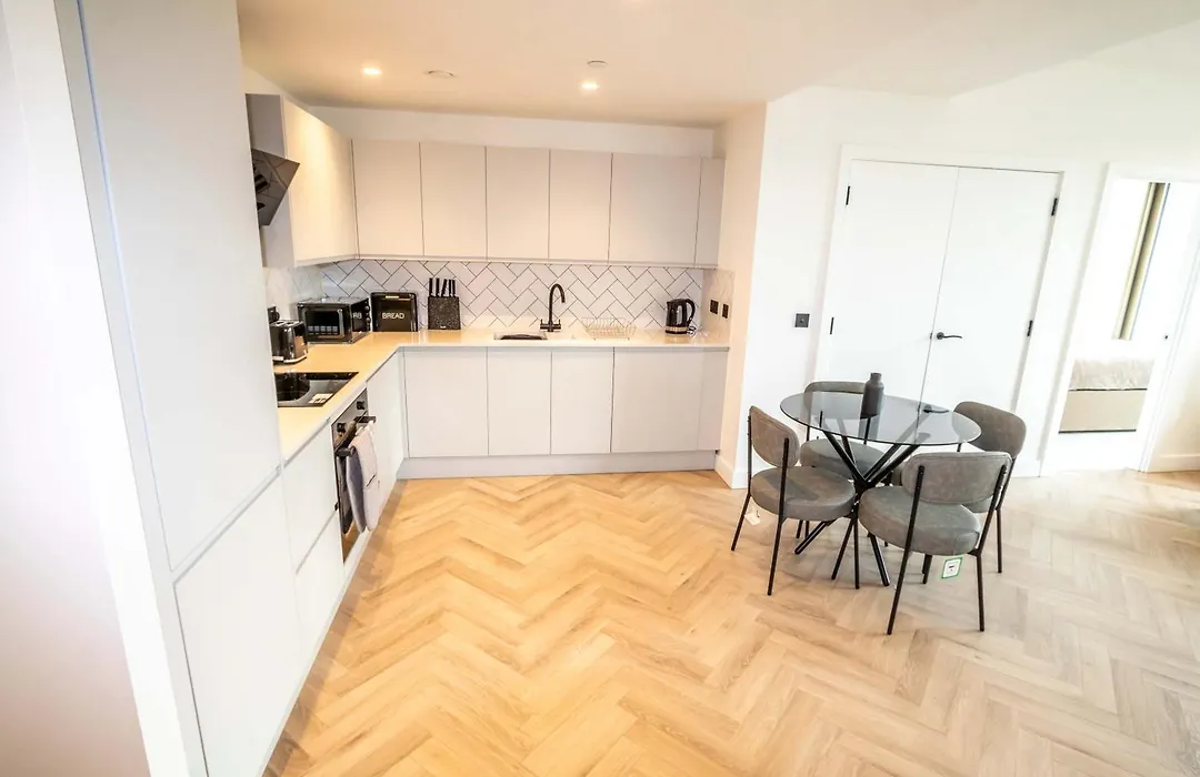 Modern And Sleek 2 Bed Flat In Central Manchester-1
