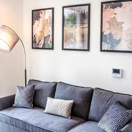 Modern And Sleek 2 Bed Flat In Central Manchester-2