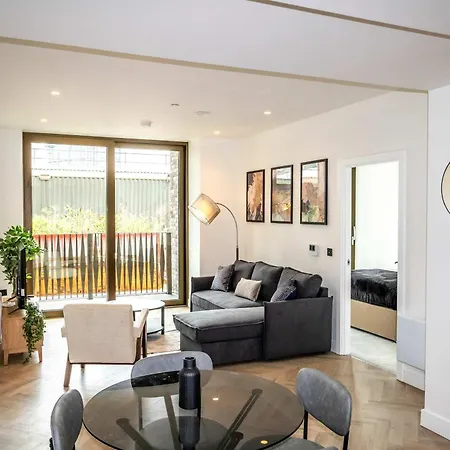 Modern And Sleek 2 Bed Flat In Central Manchester-3